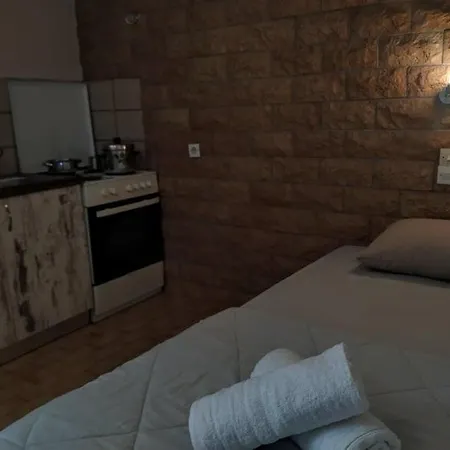 Lions 2 Studios & Apartments, Poros Island. Poros Town Extérieur photo
