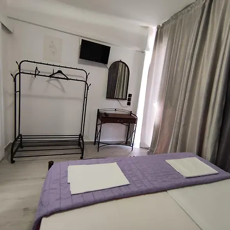 Lions 2 Studios & Apartments, Poros Island. Poros Town Extérieur photo