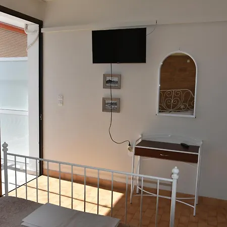 Lions 2 Studios & Apartments, Poros Island. Poros Town Extérieur photo
