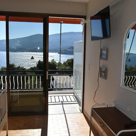 Lions 2 Studios & Apartments, Poros Island. Poros Town Extérieur photo