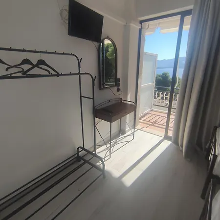Lions 2 Studios & Apartments, Poros Island. Poros Town Extérieur photo