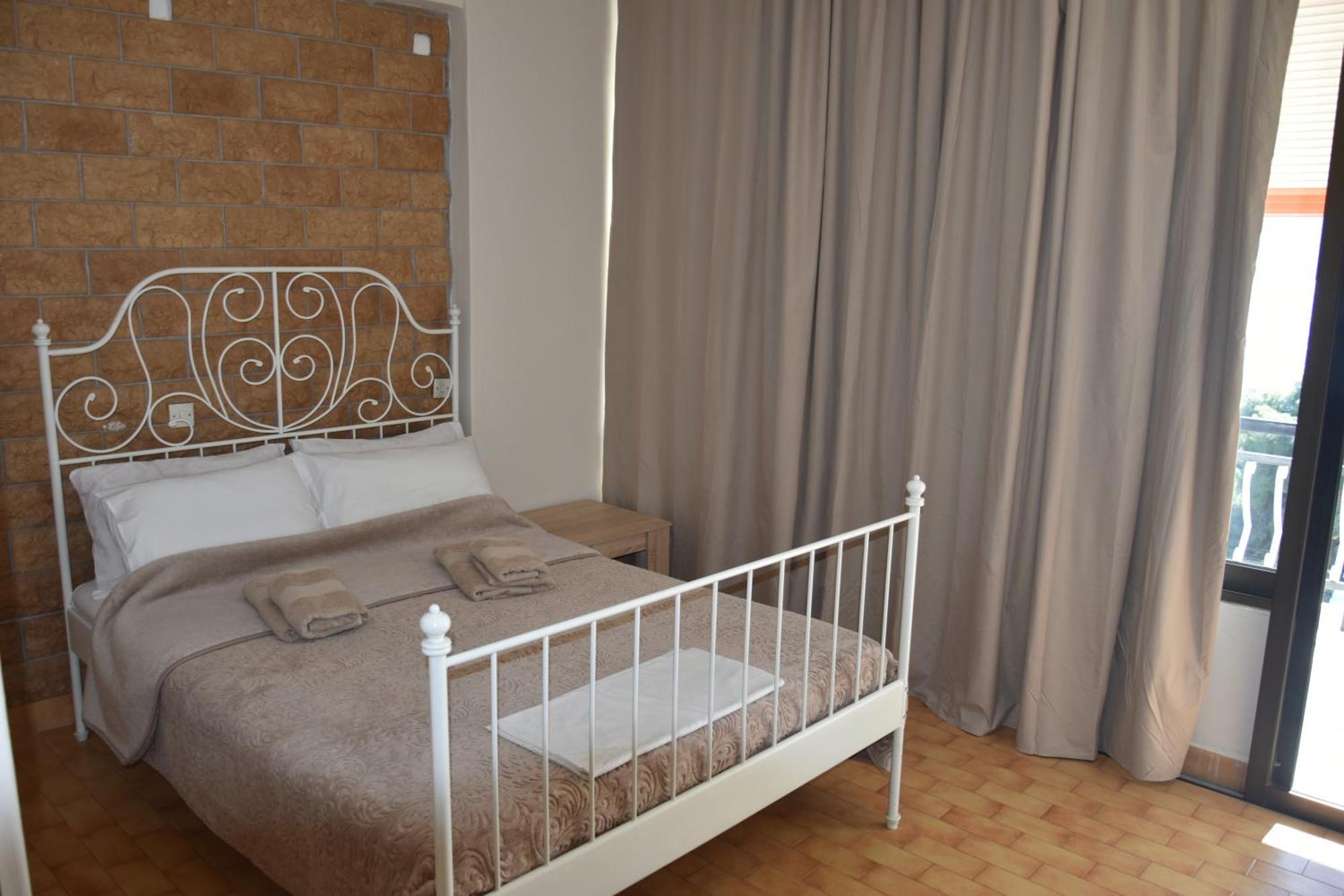 Lions 2 & Apartments, Poros Island. דירה Poros Town