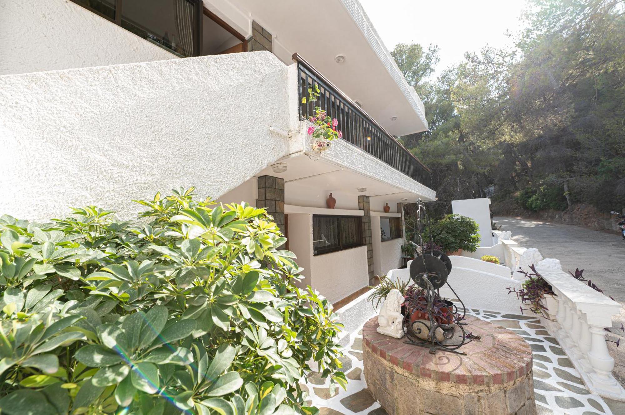 Lions 2 & Apartments, Poros Island.